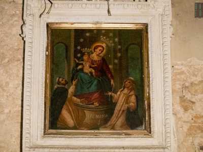 Voltandoci sulla parete destra notiamo una seconda tela, probabilmente ottocentesca e di meno pregevole fattura rispetto a quella dedicata al santo, che raffigura la Madonna di Pompei inserita in una cornice di pietra bianca